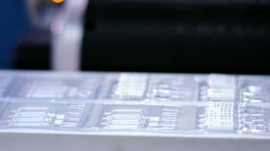 İlaç üretim. Robotik Kol tıbbi ampül üretim tehlikeye