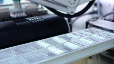 İlaç fabrikasında paketleme hattı. İlaç üretim hattı