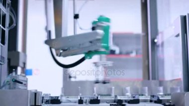 Tıp paket ilaç Fabrikası'nda Konveyör bant üzerinde. Paketleme hattı