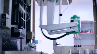 Kimyasal fabrika satırında üretim. Otomatik üretim hattı. Robotik Kol