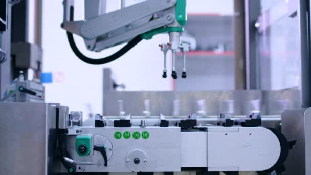 Línea de fabricación farmacéutica. Brazo robot en planta farmacéutica — Vídeos de Stock