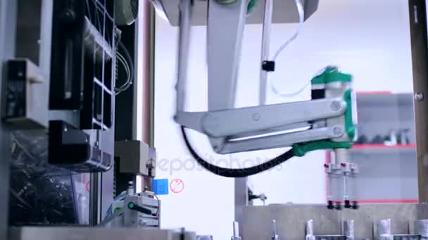 Línea de fabricación en fábrica química. Línea de producción automatizada. Brazo robótico — Vídeos de Stock