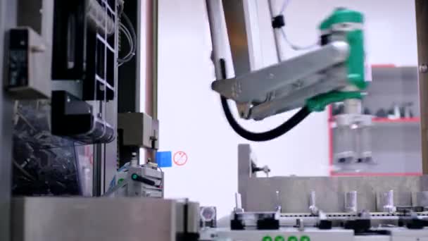 Linea di produzione farmaceutica. Braccio robotico della macchina imballatrice — Video Stock