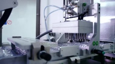 İlaç üretim hattında. İlaç paketleme hattı
