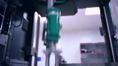 Paketleme hattı, robot kol. Otomatikleştirmek oluşum. Endüstri/sanayii donatımı