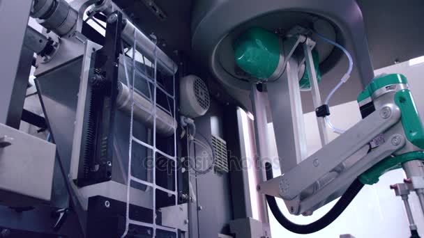 Pharmaverpackungsmaschine, die ihre Arbeit aufnimmt. automatisierter Prozess — Stockvideo