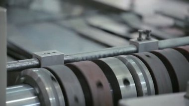 Fabrika konveyör hattı. Çelik fabrika üretim hattı. Çelik üretim
