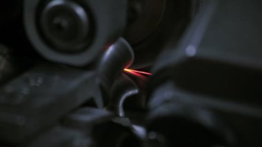 Endüstriyel makine ekipman üzerinde kırmızı kıvılcım. Çelik imalat makinesi