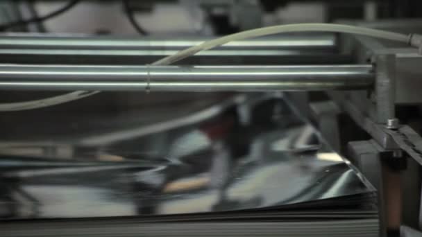 De verwerking van het staal. Industriële verpakkingsmachine. Tin verpakking apparatuur — Stockvideo