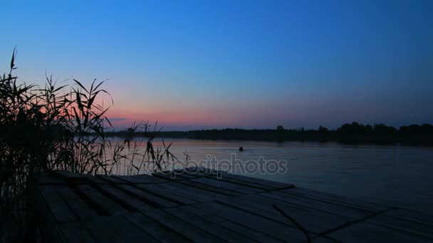 Zwemmen man in meer. Nacht meer landschap. Nacht zwemmen in water van lake — Stockvideo