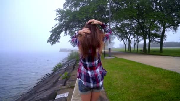 Vista trasera de chica. Caminante cerca del mar en el parque. Estilo mujer yendo atrás vista — Vídeos de Stock