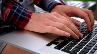 Tipik dizüstü klavye üzerinde eller kadın. Tipik bilgisayar eller