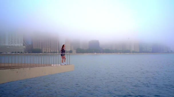 Belle femme debout sur la jetée Sea City. Femme qui attend en ville maritime — Video