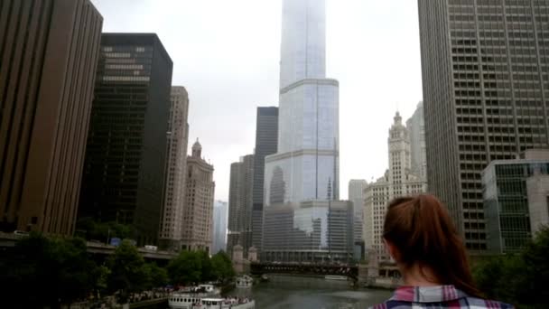 Chicago river walk. Zadní pohled na dívku hledá Panorama Chicaga — Stock video