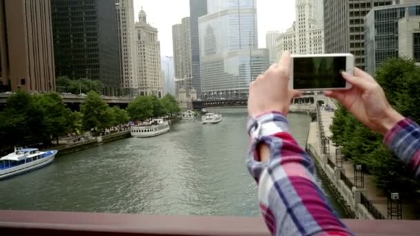 Mujer fotografiando paisaje urbano de negocios. Mujer fotografía ciudad rascacielos — Vídeos de Stock