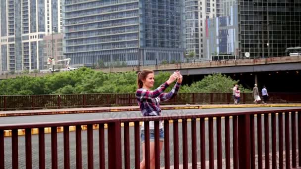 Kobieta co selfie. Brunetka kobieta biorąc selfie zdjęć w panoramę miasta — Wideo stockowe