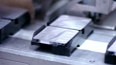 İlaç üretim hattı. Uyuşturucu paket üzerinde ilaç paketleme hattı