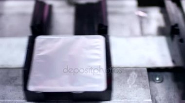 İlaç paketleme hattı. Konveyör bant üzerinde paketlenmiş Medikal Ürünler