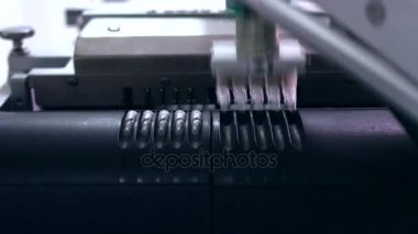 Robotik Kol konveyör satırından tıbbi ampul alın. Eczane sanayi