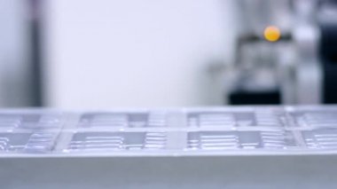 İlaç fabrikası, ilaç üretim hattı. İlaç sanayii.