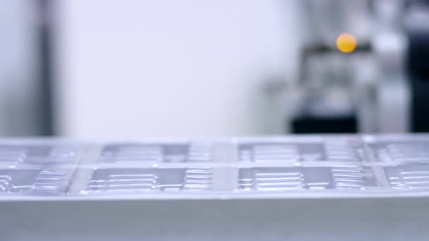 Ligne de production pharmaceutique à l'usine pharmaceutique. Produits pharmaceutiques .