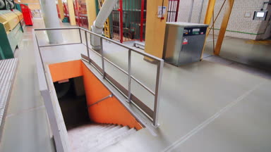 Modern fabrika iç. Görünümü ile metal borular içinde bitki