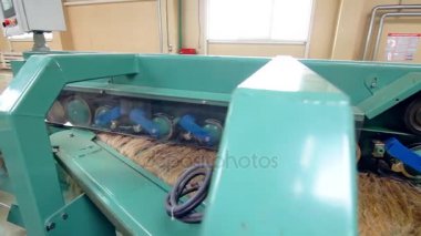 Fabrika işleme donanımları. Keten fabrika çalışma işlemi. Tekstil üretim