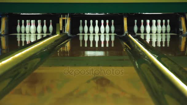 Uma pista de bowling colorida. pista de bowling à espera de jogadores. Iluminação colorida — Vídeo de Stock