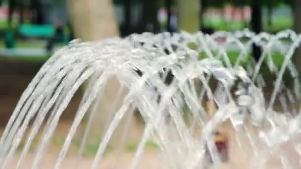 Stromen van water in de fontein. Splash water in straat fontein in stadstuin — Stockvideo