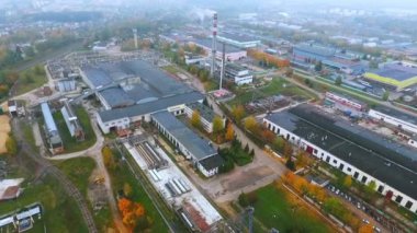 Gökyüzü görünümü endüstriyel fabrika. İmalat sanayi kenti dron görünümünde alan