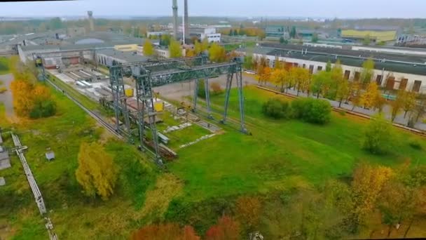 Sky View guindaste de construção. Guindaste industrial na fábrica de fabricação — Vídeo de Stock