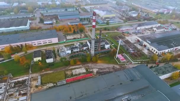 Vue aérienne tuyau de chaudière sur le territoire d'une usine industrielle. Installations industrielles — Video
