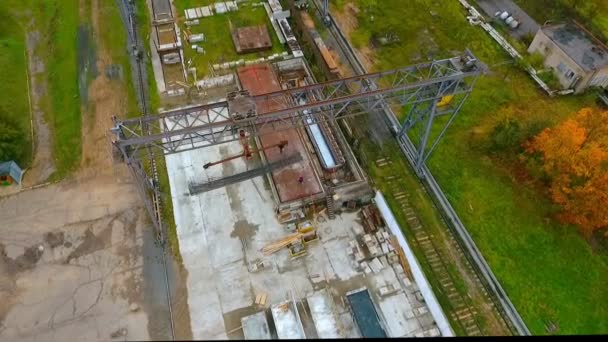 Вид с воздуха работающий промышленный кран. Промышленные краны — стоковое видео