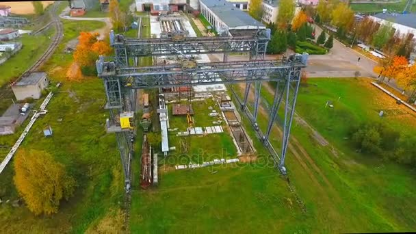 Industriekran von oben auf dem Gelände der Industriestadt. Blick auf den Himmel Industriekran — Stockvideo