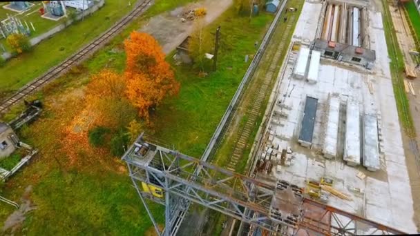 Dron weergave industriële kraan op achtergrond fabriek. Industriële kraan in fabriek — Stockvideo