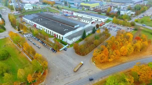 Zobrazení průmyslová továrna na DRONY na pozadí podzimní les. Průmyslové stavby — Stock video