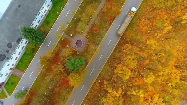 Gökyüzü görünümü endüstriyel yol. Sonbahar yol sanayi Binası yakınındaki. Yol manzara — Stok video