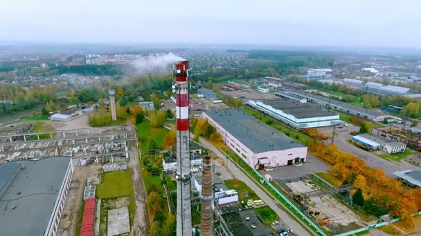 Camino fumo a fabbrica industriale vista aerea. Tubo caldaia industriale — Video Stock