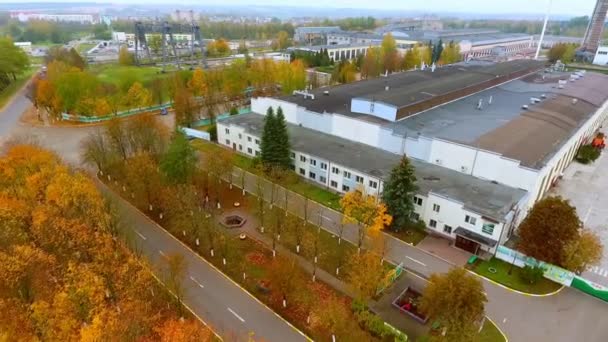 Vista aerea di edificio industriale a paesaggio autunnale. Edificio moderno — Video Stock