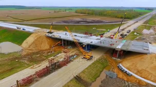 Construção de estradas. Vista de cima construção da ponte sobre a estrada do carro — Vídeo de Stock