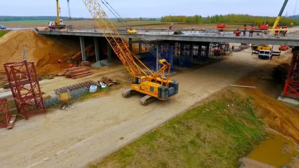 桥梁施工。履带式起重机维修公路大桥的天空视图 — 图库视频影像