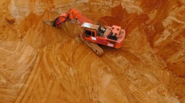 Paletli ekskavatör kum üzerinde benim ayakta hava görünümünü. Kum incelemesi