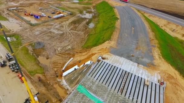 Nuova costruzione di ponti sulla strada suburbana. Vista sul cielo. Ponte riparazione camion — Video Stock