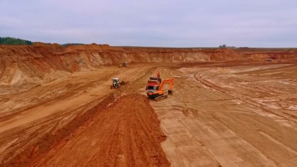 Pelle sur chenilles debout dans une carrière de sable. Vue aérienne de l'extraction de sable dans une carrière — Video