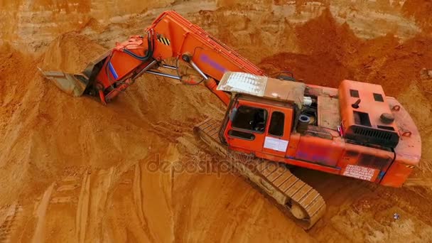 Orange crawler grävmaskin stående på sand mine. Mining grävmaskin — Stockvideo