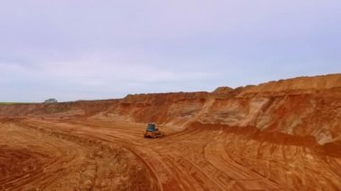 Kum ocağında çalışan Buldozer. Dünya taşıyıcı kum ocağında. Madencilik ekipmanları