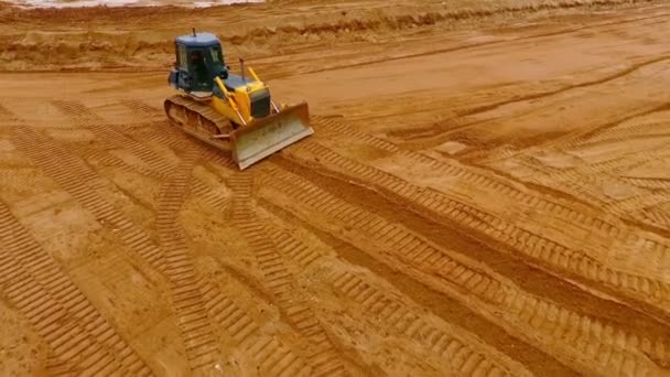 Máquinas de mineração. Máquina de escavação. Vista aérea da areia da mina bulldozer sobre esteiras rolantes — Vídeo de Stock