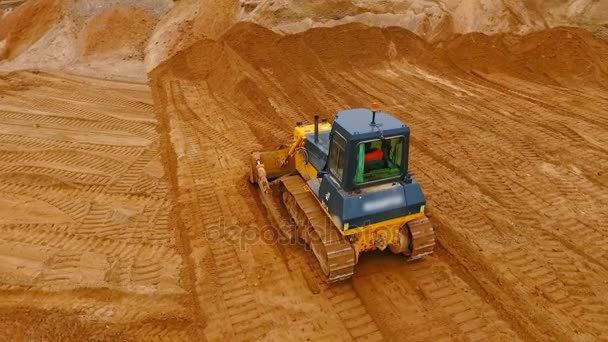 Planierraupe bewegt Sand im Sandbruch. Bergbauausrüstung — Stockvideo