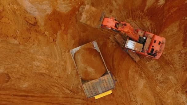 Vue du dessus de la pelle versant du sable dans un camion à benne. Industrie minière — Video