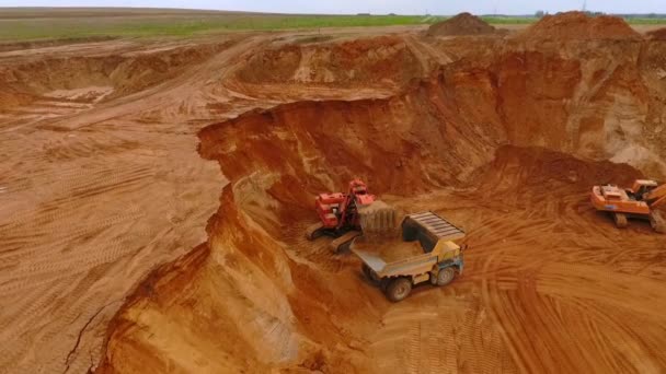 Gruvdrift grävmaskin arbetar vid sand stenbrott. Gruvindustrin — Stockvideo